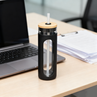 Bouteille en verre sans BPA avec couvercle en bambou, manchon en silicone coloré et paille pour une hydratation saine et la décoration de la maison
