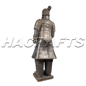 Scultura di guerrieri in terracotta graziosa di colore nero antico in ceramica per regali aziendali - Product Image 1