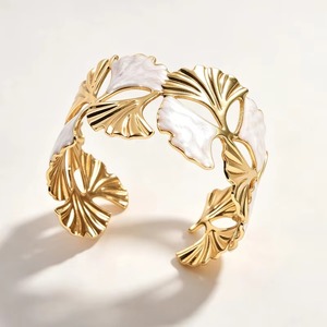 Brazalete Abierto de Esmalte de Moda para Mujer, Chapado en Oro, con Hoja de Ginkgo / Forma de Corazón, Ajustable, con Esmalte en Relieve, Ancho - Product Image 1