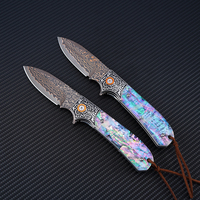 Couteau pliant personnalisé en acier Damas et laiton, couteau de survie et de chasse pour activités de plein air, manche en coquille colorée, cadeau pour femme DM044