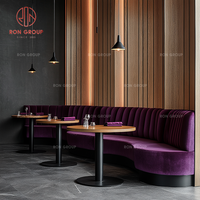 Ensemble de table de restaurant commercial, banquette en velours violet en forme de U, tables en bois foncé, chaises de salle à manger noires pour café, hôtel