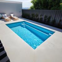 Petite coque de piscine extérieure en fibre de verre assemblée et personnalisable
