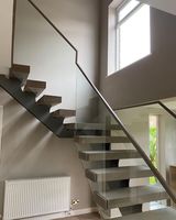 Escalier droit intérieur sur mesure à double poutre, marches en chêne, garde-corps en verre sans cadre pour maison de luxe