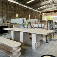 Table à manger rectangulaire en travertin beige naturel, minimaliste, bio, sur mesure, avec base sculptée et bords bruts, pour la maison