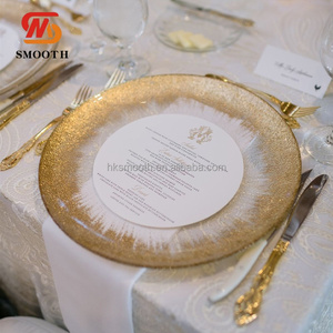 จานรองแก้วลายทองคำทรงกลมขนาด 13 นิ้ว จาก SMOOTH Wholesale งานเพ้นท์มือ สไตล์โมเดิร์นหรูหรา สำหรับงานแต่งงานและงานเลี้ยงอาหารค่ำ - Product Image 1