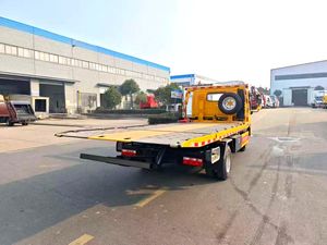 Camion de remorquage à plateau plat Dongfeng 6 tonnes avec plateau plat de 6,4 m de long pour le sauvetage des voitures endommagées et le transport de voitures neuves - Product Image 4