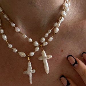 Collier pendentif unisexe rétro en perles baroques d'eau douce naturelles, motif croisé, laiton incrusté de diamants, cadeau tendance - Product Image 1