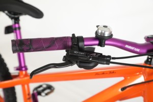 VTT XC 26 pouces 10 vitesses - Cadre en alliage d'aluminium, fourche à suspension avant, frein en U, léger, pour adultes, cross-country - Product Image 3