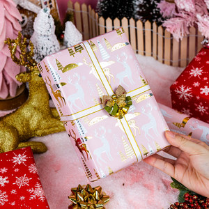Rollo de Papel de Regalo Navideño Reversible de 17 Pulgadas x 33 Pies, Diseño de Reno Rosa Dorado con Estampado de Copos de Nieve Rojos y Blancos - Product Image 1
