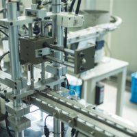 Machine d'assemblage de pompes pulvérisatrices à déclenchement automatique hautement rentable, moteur, garantie 1 an, pour flacons industriels en plastique sans air sous vide