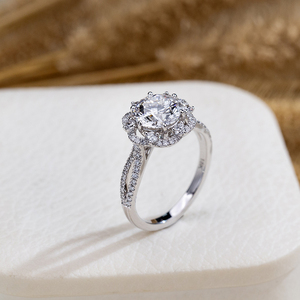 Anillo de compromiso Messi Jewelry MSR-2134 de oro de 18 quilates con halo redondo y diamante cultivado en laboratorio - Product Image 1