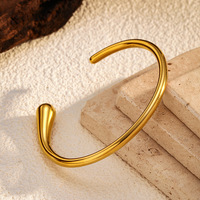 Bracelet manchette ouvert plaqué or 18 carats Design lisse Bracelet en acier inoxydable poli pour femme Cadeau de bijoux minimalistes à la mode