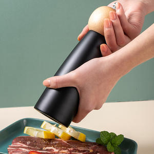 Molinillo de <span class=keywords><strong>pimienta</strong></span> de madera para el hogar de regalo de alta calidad, molinillo de sal y <span class=keywords><strong>pimienta</strong></span> con forma de <span class=keywords><strong>bola</strong></span> <span class=keywords><strong>negra</strong></span> de grosor ajustable - Product Image 3