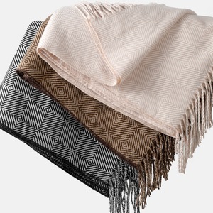 Jeté de canapé décoratif à motif géométrique et <span class=keywords><strong>pompons</strong></span>, couverture tricotée fine pour l'été et la climatisation - Product Image 4
