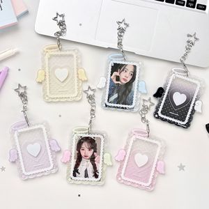 Porte-cartes <span class=keywords><strong>en</strong></span> acrylique couleur crème avec ailes <span class=keywords><strong>d</strong></span>'ange, nouveau design - Protège-photos de 3 pouces pour photocards K-Pop et photos instantanées - Product Image 1