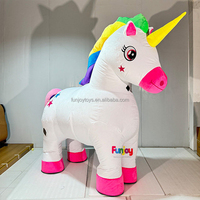 2/2.6m kostum maskot Unicorn tiup 4 kaki berjalan raksasa dengan orang berdiri di dalam