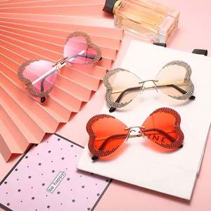 Gafas de Sol de Lujo Únicas 2022 con Montura de Diamantes Brillantes en Forma de Corazón, Gafas de Sol de Cristal con Forma de Mariposa para Mujer - Product Image 5