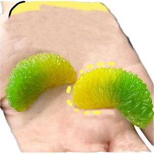 Juguete Blandito de TPR con Forma de Mandarina Pelada de 5cm que Cambia de Color, Regalo Creativo para Aliviar el Estrés para Niños y Adultos, Juguetes Relajantes para Apretar - Product Image 3