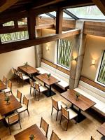 Ensemble de salle à manger inspiré de la nature, style rétraite en montagne, combinaison de banquettes et de tables de café commerciales