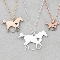 Bijoux décontractés animaux mignons pour femmes Collier à pendentifs en forme de cheval de course en acier inoxydable doré pour accessoires sympas Cadeau de cow-girl
