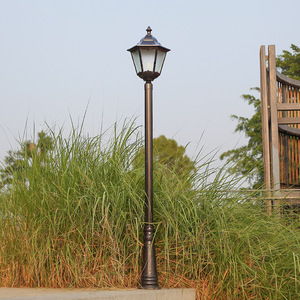 Lampadaire de jardin extérieur en fer avec abat-jour en verre LED, lumière blanc chaud 2700K, IP66, ampoule A19 non amovible, AC 220V, détecteur de mouvement, alimenté par énergie solaire - Product Image 6