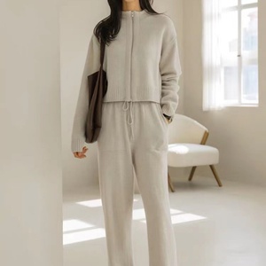 Ensemble pull et pantalon en maille côtelée unie anti-plis pour femme – Tenue décontractée et confortable pour l'automne et l'hiver - Product Image 1