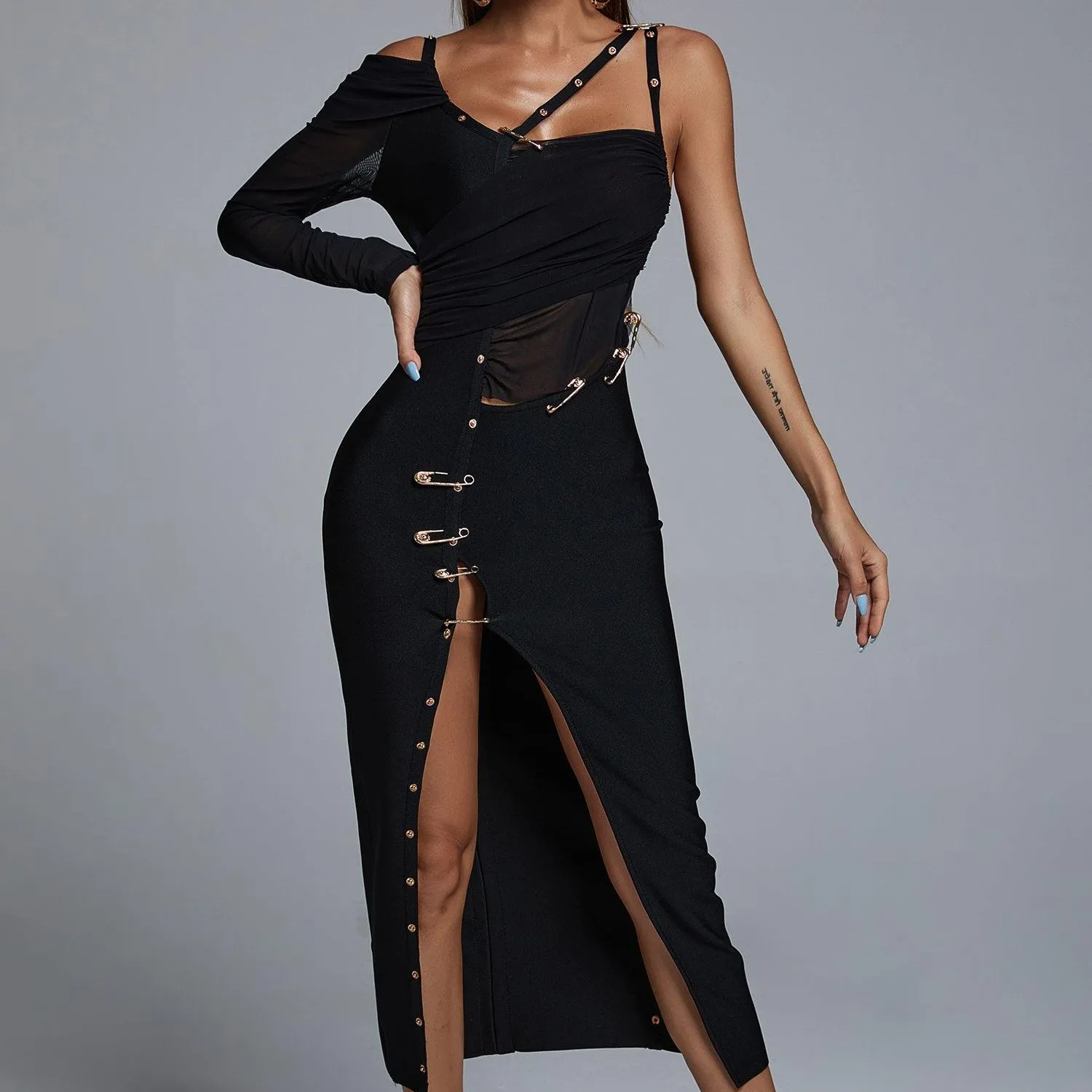 Moda donna 2023 Design Pin decorazione una spalla limo vestito dalla fasciatura nera