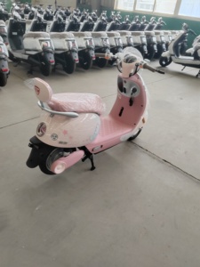 Moto économique et élégante pour les trajets quotidiens Max. Vitesse de 45 km/h pour des déplacements efficaces. Moteur puissant 800W pour un fonctionnement fluide - Product Image 4