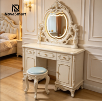 Ensemble coiffeuse classique européen avec miroir éclairé et tabouret rembourré, détails sculptés blancs, en bois, pour chambre à coucher
