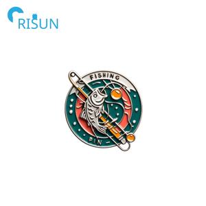 Usine métal émail personnalisé épingle <span class=keywords><strong>à</strong></span> <span class=keywords><strong>pêche</strong></span> bijoux broche entreprise activité de <span class=keywords><strong>pêche</strong></span> coucher de soleil Sunburst <span class=keywords><strong>canne</strong></span> <span class=keywords><strong>à</strong></span> <span class=keywords><strong>pêche</strong></span> poisson épinglette Badge - Product Image 4