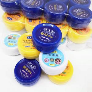 Las tiendas de un y dos yuanes ofrecen cremas para manos y pies con aceite de serpiente y vaselina a prueba de agrietamientos para prevenir la rotura de la piel y humectar. - Product Image 1