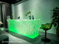 Comptoir de bar lumineux LED personnalisé, résine translucide, texture de glace, table de DJ scintillante, réception d'hôtel de luxe, design de bureau