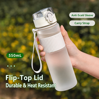 Bouteille d'eau sportive en plastique de style minimaliste grande capacité 550 ml avec corde portable pour l'été