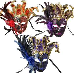 Grande maschera di plastica veneziana con piuma di gallo e fiore sul lato - Product Image 1