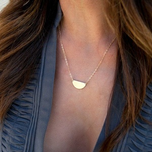 Collana con Luna Crescente e Stella, Gioiello a Mezza Luna con Palma - Product Image 3