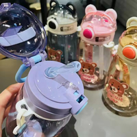 Bouteille d'eau en plastique pour enfants de 550 ml avec bouchon à ouverture rapide, design de dessin animé pour bébé et usage scolaire