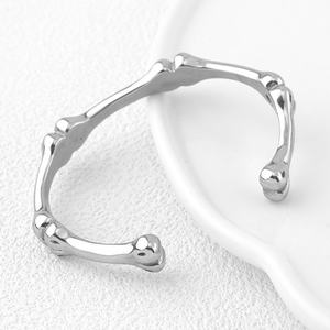 Venta al por mayor de brazaletes de bambú de lujo ligero de acero inoxidable para mujer, diseño de calavera, de fabricante. - Product Image 4