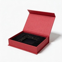 Boîte d'emballage personnalisée avec logo, en papier texturé rouge écologique et recyclable, avec couvercle magnétique, doublure intérieure en mousse EPE noire, robuste et durable