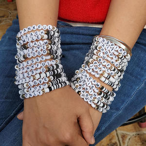 สร้อยข้อมือแบบซ้อนประดับด้วยลูกปัดดิสก์โพลิเมอร์สีรุ้งหลากสี พร้อมตัวอักษรคำคมสร้างแรงบันดาลใจ BP1020 - Product Image 3