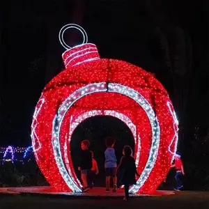 A caminhada vermelha gigante através da bola clara rua comercial decoração exterior do motivo ilumina 3D o bugiganga para o feriado do Natal