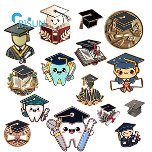 Cadeau de gradué souvenir personnalisé Mortarboard Graduation Diplôme Cadeau Épinglettes Badges Broches Épingles en émail de graduation personnalisées - Product Image 1