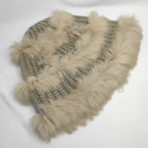 Chapeaux tricotés bon marché directement de l'usine chapeaux tricotés chauds décorés de fourrure de lapin pour l'automne et l'hiver