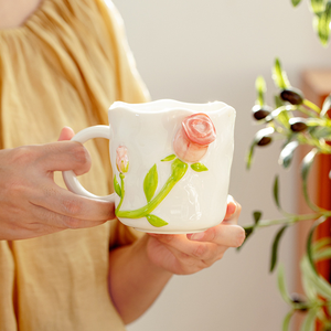 Mug en céramique à relief de rose tridimensionnel Design Sense Cœur de fille Ins Cadeau pour meilleur ami Fête 420ml Passe au lave-vaisselle et au micro-ondes - Product Image 2