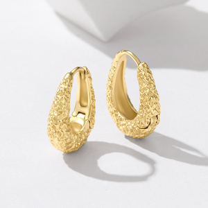 Pendientes de Aro Chapados en Oro con Superficie Texturizada, Joyería Clásica para Mujer - Product Image 3