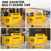 Fabricant fournissant un comptoir de réception de style conteneur industriel avec éclairage LED et aspect métallique jaune pour hôtel