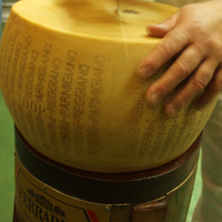 Queso Duro Italiano Premium de 40 kg, Añejado 24 Meses, Fermentación Intensa, Sabor Intenso, Proteína de Leche de Vaca Cruda, Envasado en Caja