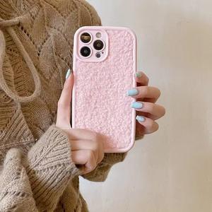 Funda para iPhone 15 Pro, estilo ins, de felpa, para otoño e invierno, con cobertura total y a prueba de golpes. - Product Image 2