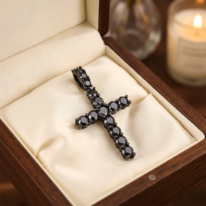 Colgante de cruz de moissanita plateada con incrustaciones de diamantes, estilo hip hop de lujo para fiestas y eventos, joyería de moda con contraste de piedra negra, estilo de alta gama. - Product Image 4