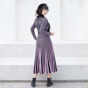 कस्टम लक्जरी सुरुचिपूर्ण वी गर्दन जैक्वार्ड स्वेटर पोशाक महिलाओं के विपरीत रंग लंबी आस्तीन वाली एक लाइन मामूली धारीदार पोशाक महिलाओं - Product Image 4