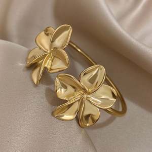 Brazalete de Acero Inoxidable Impermeable con Doble Flor, Unisex, Chapado en Oro de 18K, Diseño Floral Moderno, DALE B0027, Joyería de Regalo - Product Image 4